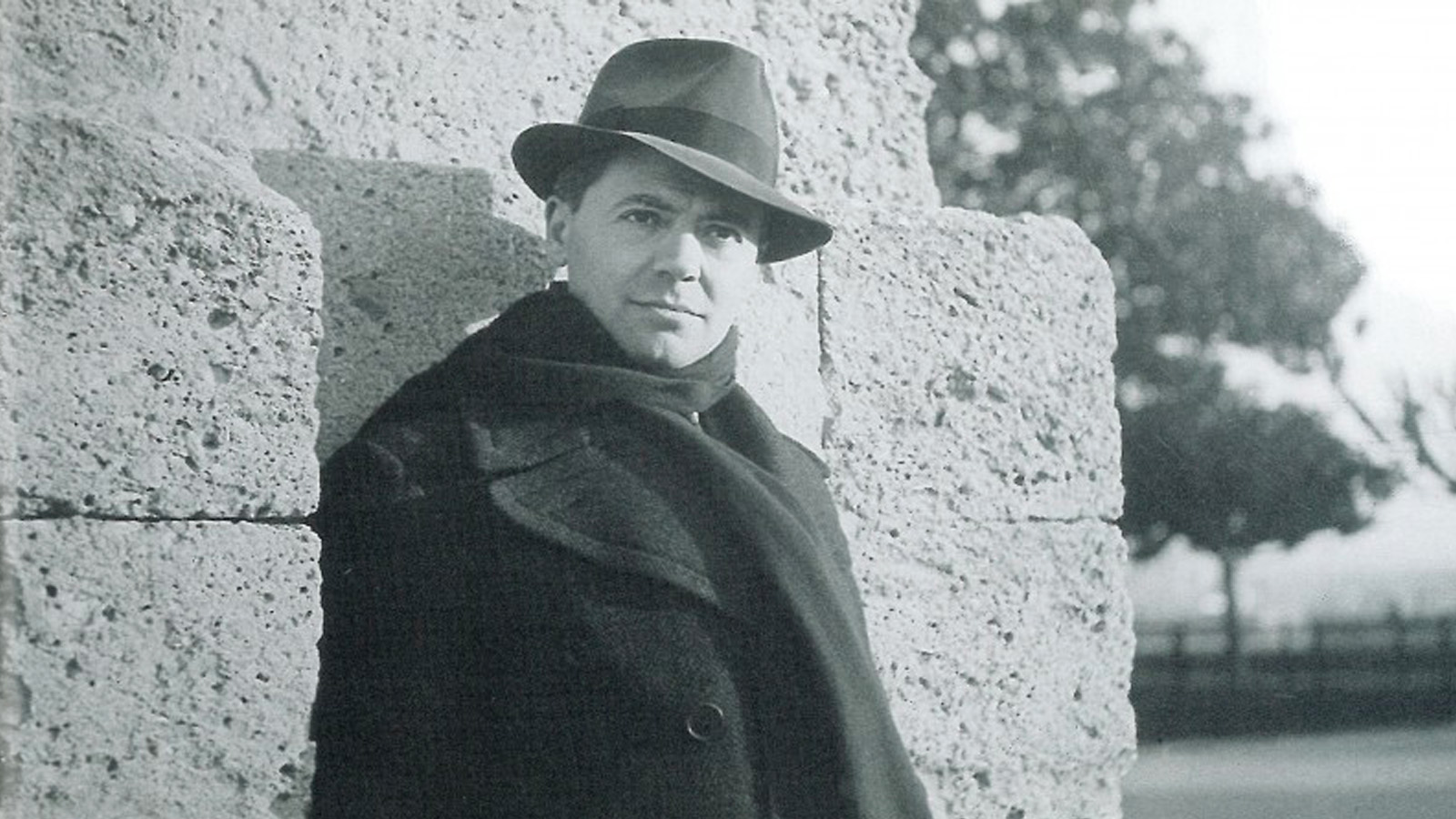 Exposition : "Jean Moulin, une vie d'engagements" sur les grilles de l’hôtel de la préfecture des Vosges