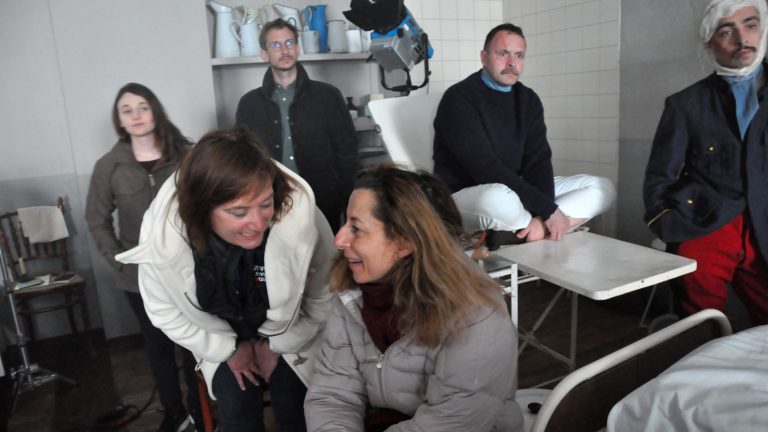 Caroline PRIVAT-MATTIONI en visite sur le tournage d’un documentaire sur De Gaulle