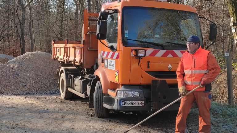 Les agents des routes aux petits soins pour la forêt de Tignécourt