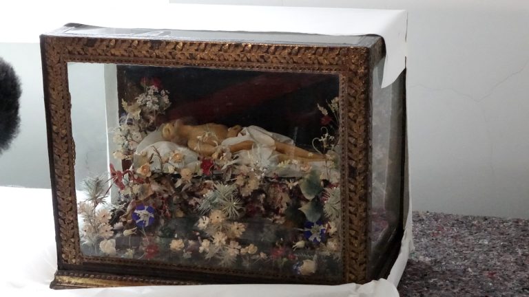 Opération de restauration sur les cires habillées du MUDAAC