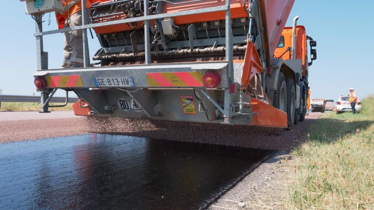En quoi consiste la technique du « gravillonnage » pour la remise en état des chaussées ?