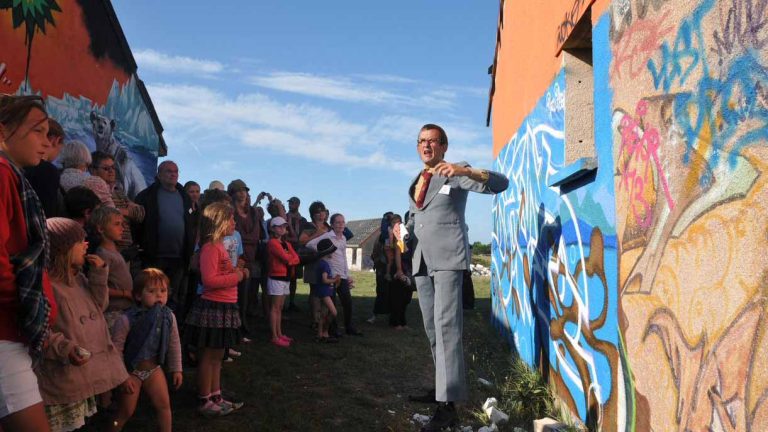 Quand La Vache bleue déambule au Mudaac : surprise et humour décalé garantis
