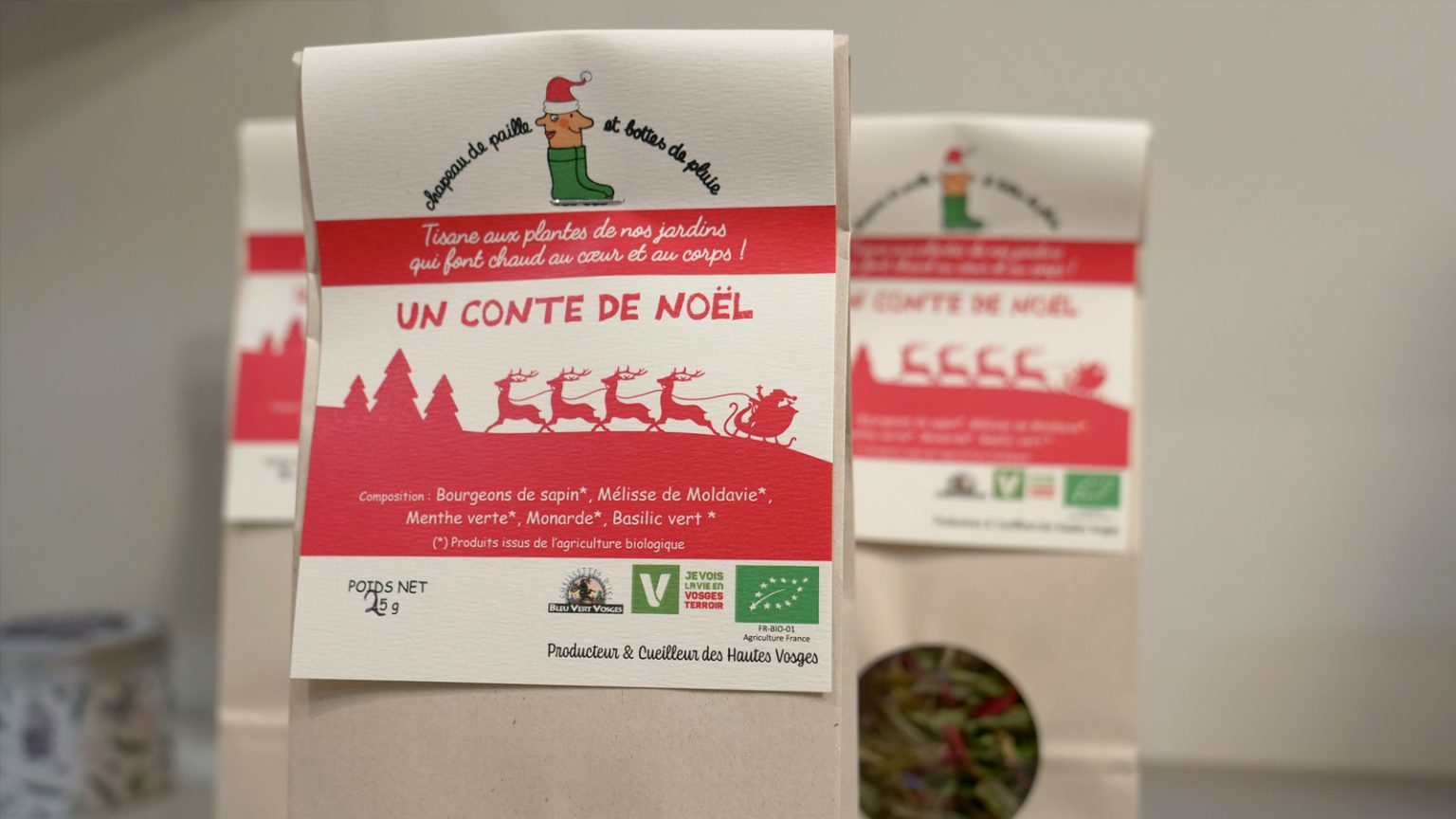 Chapeau de pluie et botte de paille